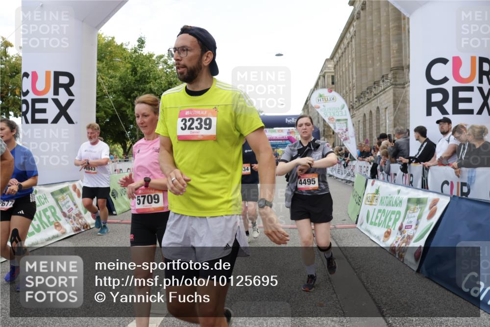 06.09.2026 - CURREX Alsterlauf Yannick Fuchs http://msf.ph/oto/10125695 06.09.2026 10:04:08 Ziel 2091, 2164, 2346, 2657, 2677, 3100, 3239, 3384, 3562, 3697, 3745, 3747, 3752, 4495, 4634, 4672, 4943, 5004, 5061, 5157, 5401, 5709, 6056, 8225 meine-sportfotos.de