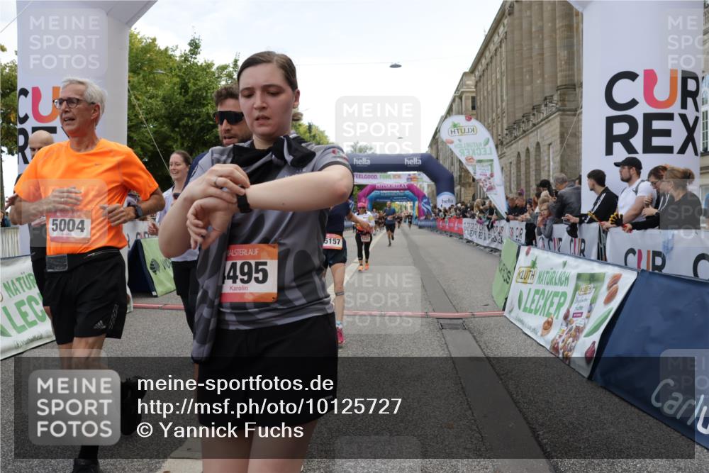 06.09.2026 - CURREX Alsterlauf Yannick Fuchs http://msf.ph/oto/10125727 06.09.2026 10:04:09 Ziel 2091, 2164, 2346, 2657, 2677, 3100, 3239, 3562, 3697, 3745, 3747, 3752, 4288, 4495, 4634, 4943, 5004, 5061, 5157, 5401, 5674, 5709, 6056, 8225 meine-sportfotos.de