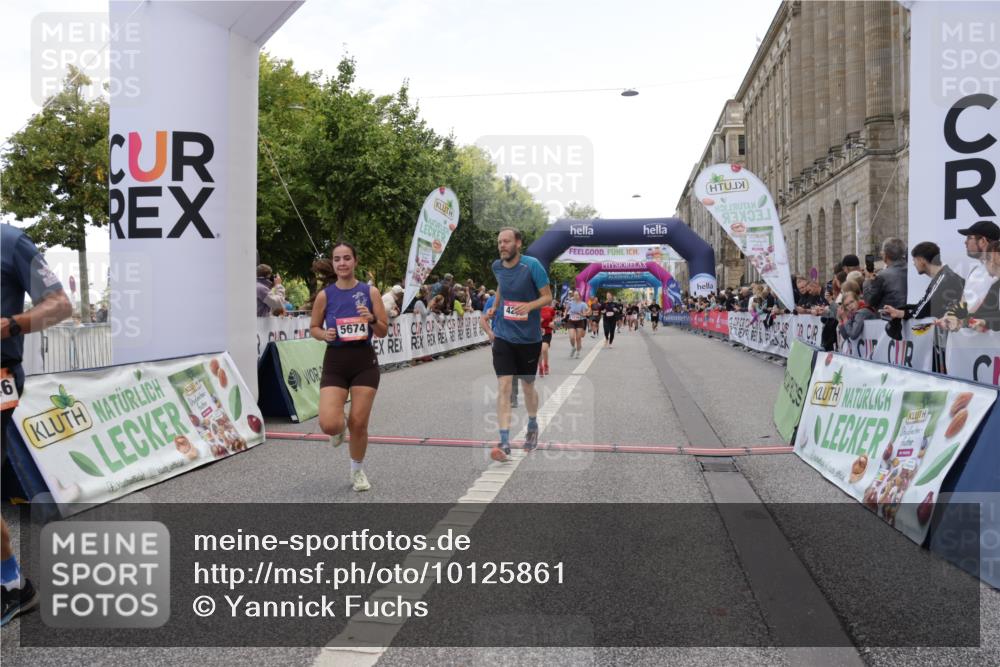 06.09.2026 - CURREX Alsterlauf Yannick Fuchs http://msf.ph/oto/10125861 06.09.2026 10:04:14 Ziel 2346, 2677, 2830, 3697, 3747, 4119, 4288, 4495, 4634, 4943, 5004, 5157, 5674, 5709, 5713, 8225 meine-sportfotos.de