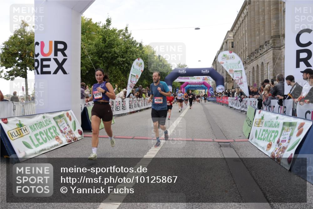 06.09.2026 - CURREX Alsterlauf Yannick Fuchs http://msf.ph/oto/10125867 06.09.2026 10:04:15 Ziel 2346, 2830, 3697, 3747, 3959, 3962, 4119, 4131, 4288, 4634, 4943, 5004, 5157, 5674, 5713, 8225 meine-sportfotos.de