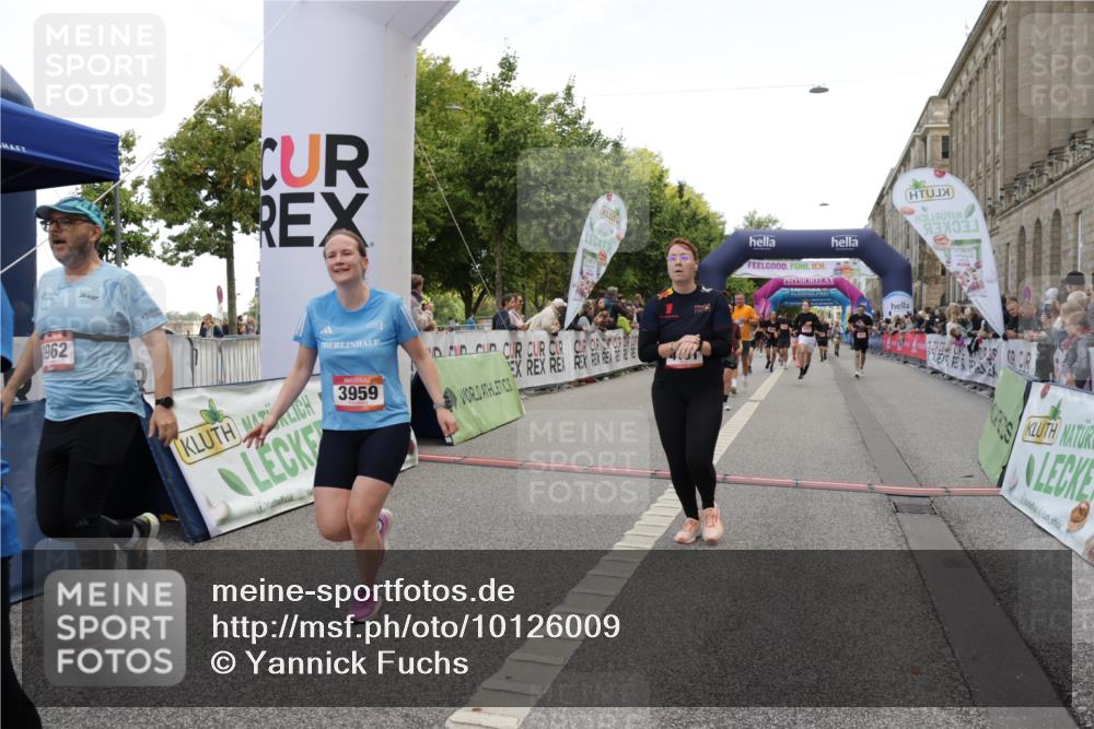 06.09.2026 - CURREX Alsterlauf Yannick Fuchs http://msf.ph/oto/10126009 06.09.2026 10:04:21 Ziel 2025, 2437, 2830, 3711, 3959, 3962, 4119, 4131, 4288, 4630, 4812, 5046, 5674, 5713, 6193 meine-sportfotos.de