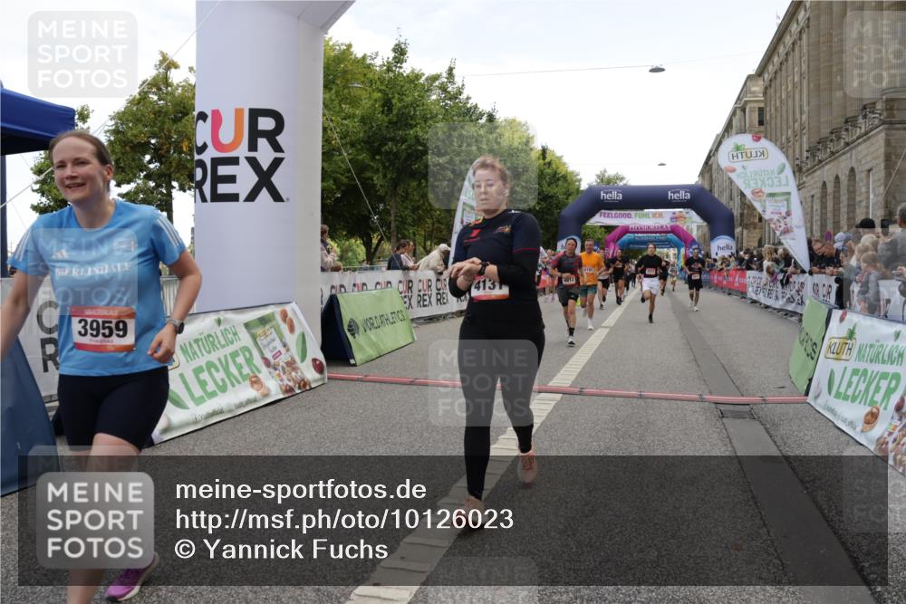 06.09.2026 - CURREX Alsterlauf Yannick Fuchs http://msf.ph/oto/10126023 06.09.2026 10:04:21 Ziel 2025, 2437, 2830, 3711, 3959, 3962, 4119, 4131, 4288, 4630, 4812, 5046, 5674, 5713, 6193 meine-sportfotos.de