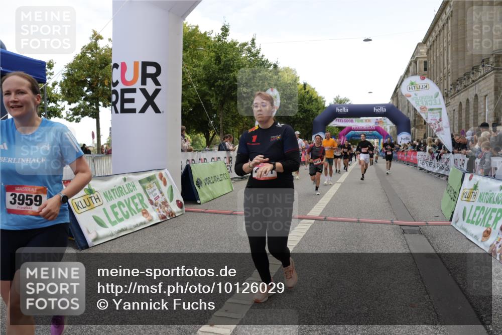 06.09.2026 - CURREX Alsterlauf Yannick Fuchs http://msf.ph/oto/10126029 06.09.2026 10:04:21 Ziel 2025, 2437, 2830, 3711, 3959, 3962, 4119, 4131, 4288, 4630, 4812, 5046, 5674, 5713, 6193 meine-sportfotos.de