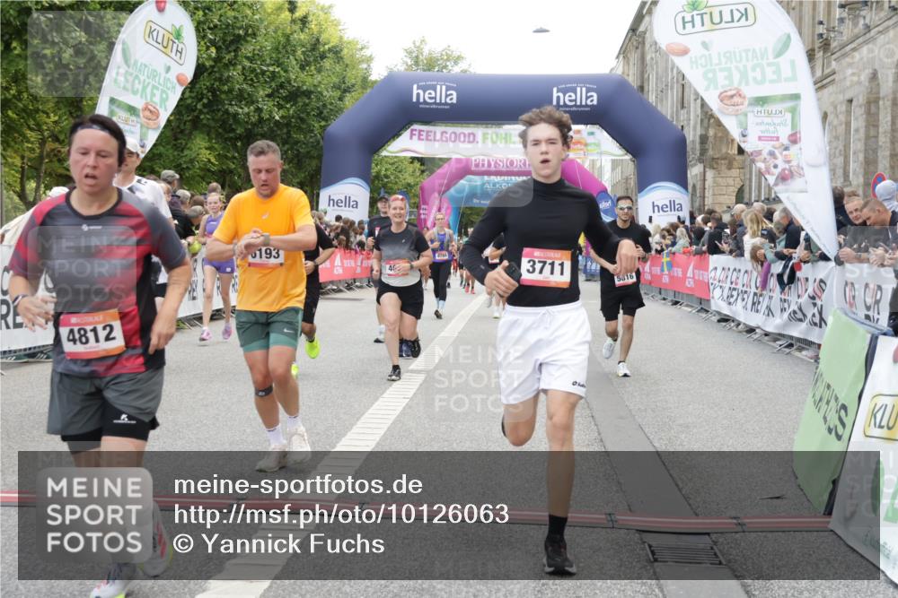 06.09.2026 - CURREX Alsterlauf Yannick Fuchs http://msf.ph/oto/10126063 06.09.2026 10:04:23 Ziel 2025, 2303, 2437, 2830, 3435, 3711, 3959, 3962, 4119, 4131, 4376, 4630, 4812, 5046, 5713, 5718, 5816, 6193 meine-sportfotos.de