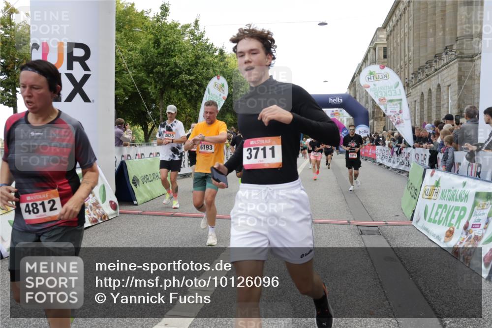 06.09.2026 - CURREX Alsterlauf Yannick Fuchs http://msf.ph/oto/10126096 06.09.2026 10:04:24 Ziel 2025, 2303, 2437, 3435, 3711, 3959, 3962, 4119, 4131, 4376, 4630, 4812, 5046, 5713, 5718, 5816, 6193 meine-sportfotos.de