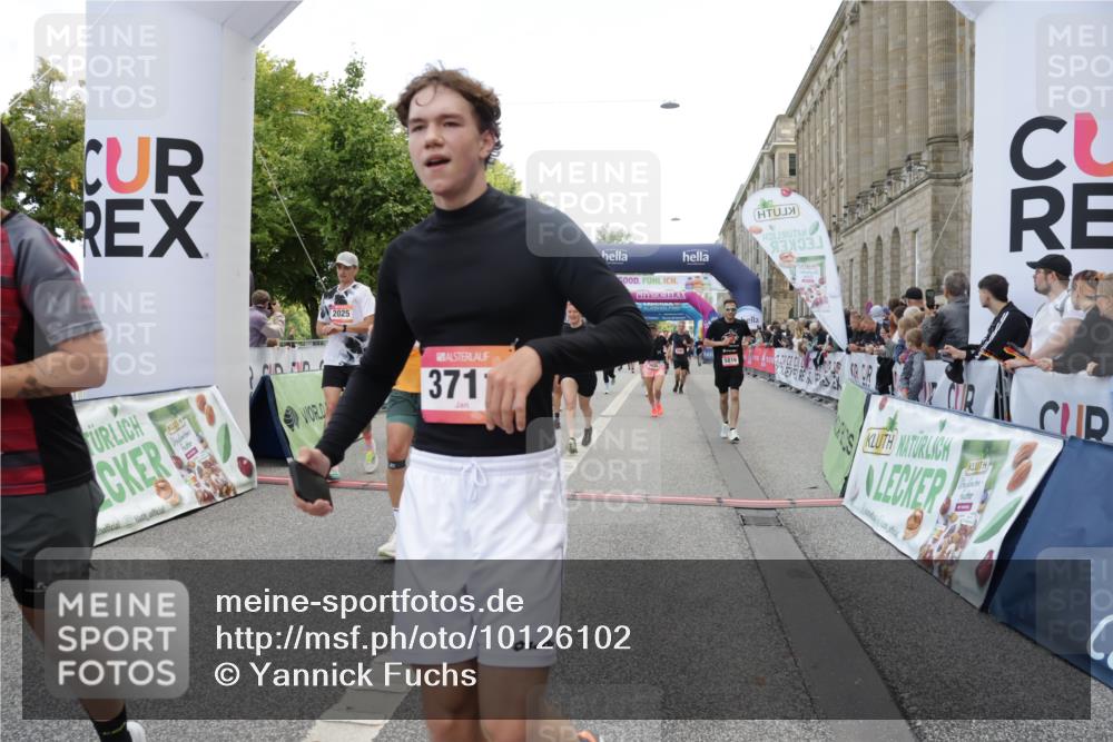 06.09.2026 - CURREX Alsterlauf Yannick Fuchs http://msf.ph/oto/10126102 06.09.2026 10:04:24 Ziel 2025, 2303, 2437, 3435, 3711, 3959, 3962, 4119, 4131, 4376, 4630, 4812, 5046, 5713, 5718, 5816, 6193 meine-sportfotos.de