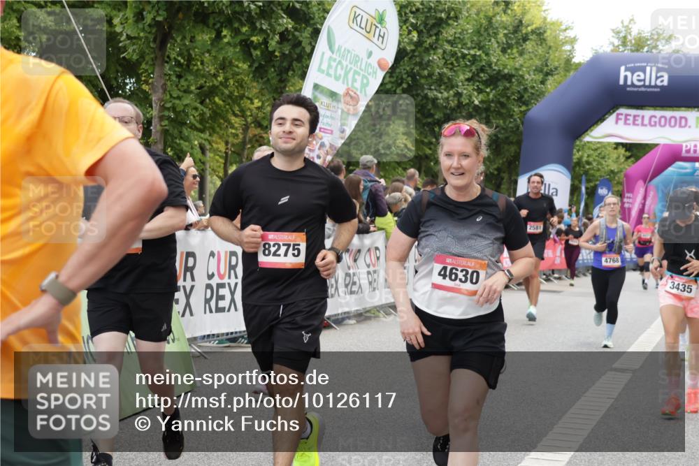 06.09.2026 - CURREX Alsterlauf Yannick Fuchs http://msf.ph/oto/10126117 06.09.2026 10:04:26 Ziel 2025, 2303, 2437, 2581, 3435, 3696, 3711, 3959, 3962, 4131, 4179, 4376, 4630, 4768, 4812, 5046, 5718, 5816, 6193 meine-sportfotos.de