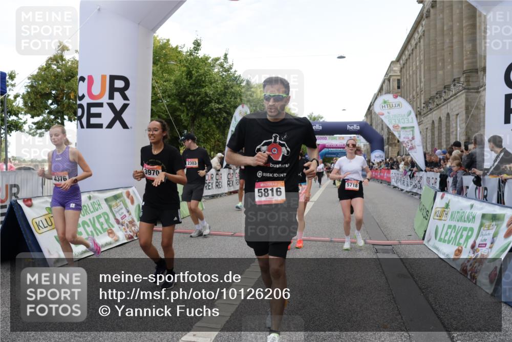 06.09.2026 - CURREX Alsterlauf Yannick Fuchs http://msf.ph/oto/10126206 06.09.2026 10:04:28 Ziel 2025, 2303, 2437, 2581, 3435, 3696, 3711, 4179, 4376, 4630, 4768, 4812, 5046, 5718, 5816, 6193 meine-sportfotos.de