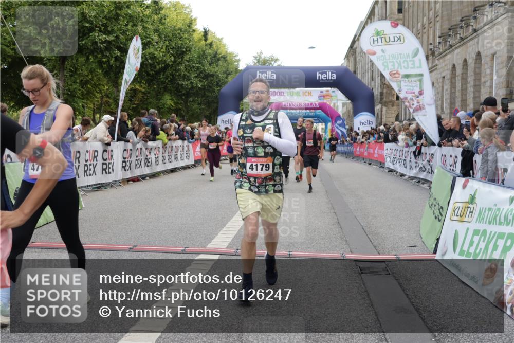 06.09.2026 - CURREX Alsterlauf Yannick Fuchs http://msf.ph/oto/10126247 06.09.2026 10:04:31 Ziel 2025, 2303, 2437, 2581, 2988, 2991, 2993, 3435, 3696, 3711, 3807, 4052, 4179, 4376, 4431, 4630, 4768, 5071, 5644, 5718, 5816, 6193 meine-sportfotos.de