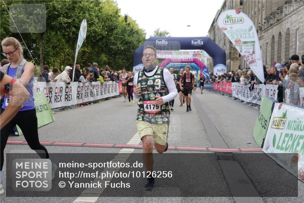 06.09.2026 - CURREX Alsterlauf Yannick Fuchs http://msf.ph/oto/10126256 06.09.2026 10:04:31 Ziel 2025, 2303, 2437, 2581, 2988, 2991, 2993, 3435, 3696, 3711, 3807, 4052, 4179, 4376, 4431, 4630, 4768, 5071, 5644, 5718, 5816, 6193 meine-sportfotos.de