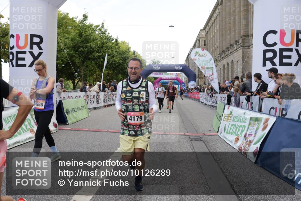 06.09.2026 - CURREX Alsterlauf Yannick Fuchs http://msf.ph/oto/10126289 06.09.2026 10:04:32 Ziel 2025, 2303, 2437, 2581, 2988, 2991, 2993, 3435, 3696, 3807, 4052, 4179, 4376, 4431, 4630, 4768, 5071, 5644, 5718, 5816, 6063 meine-sportfotos.de