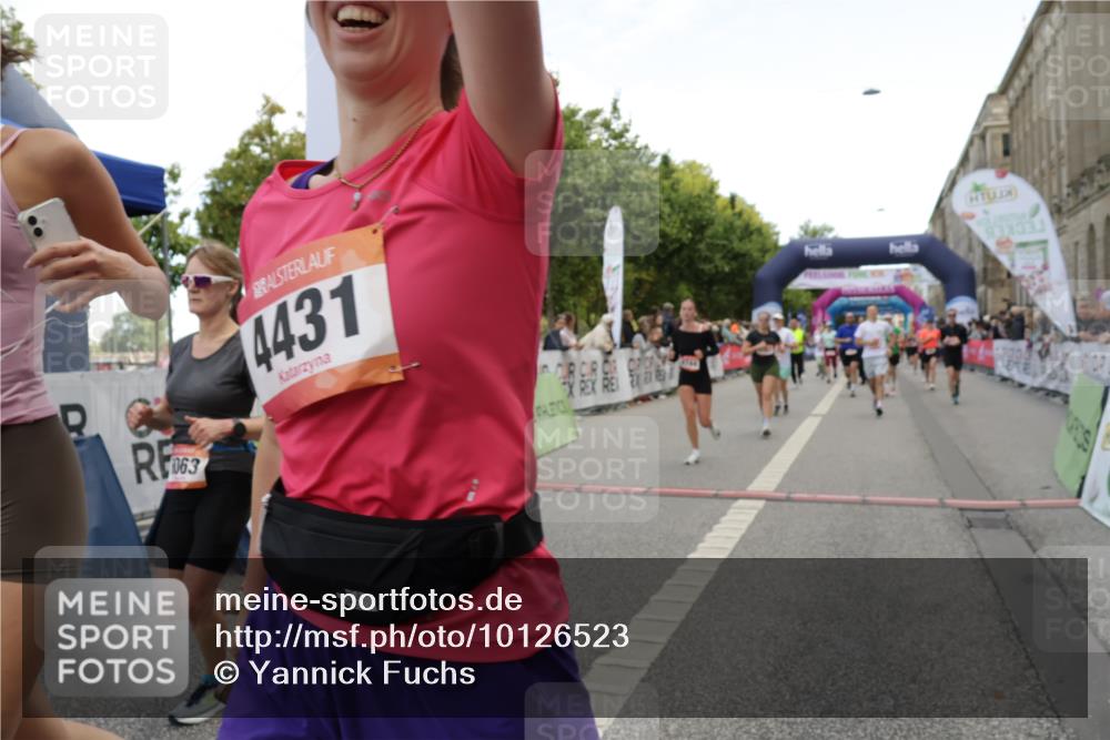 06.09.2026 - CURREX Alsterlauf Yannick Fuchs http://msf.ph/oto/10126523 06.09.2026 10:04:38 Ziel 2074, 2121, 2957, 2988, 2991, 2993, 3101, 3807, 4052, 4179, 4181, 4431, 4744, 5071, 5503, 5644, 5767, 6063, 8237 meine-sportfotos.de