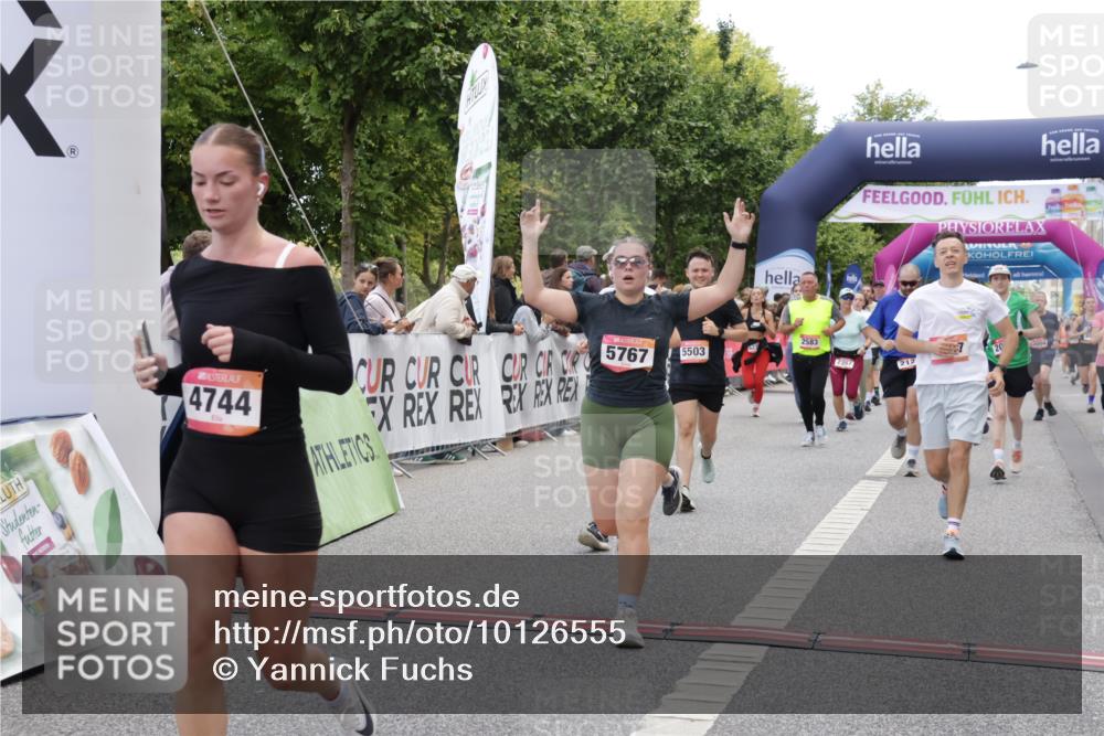 06.09.2026 - CURREX Alsterlauf Yannick Fuchs http://msf.ph/oto/10126555 06.09.2026 10:04:40 Ziel 2074, 2121, 2203, 2357, 2583, 2658, 2957, 2988, 2991, 2993, 3004, 3005, 3101, 3451, 3807, 4052, 4181, 4431, 4516, 4744, 4874, 5071, 5275, 5503, 5576, 5644, 5767, 6063, 8237 meine-sportfotos.de