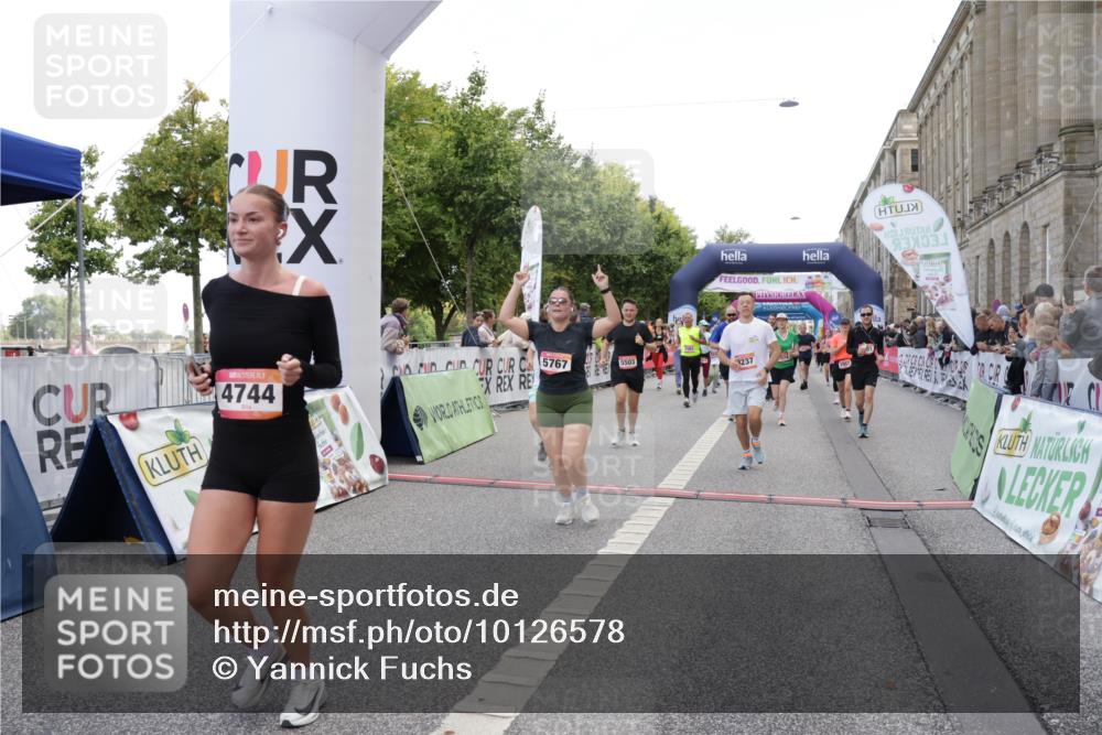06.09.2026 - CURREX Alsterlauf Yannick Fuchs http://msf.ph/oto/10126578 06.09.2026 10:04:40 Ziel 2074, 2121, 2203, 2357, 2583, 2658, 2957, 2988, 2991, 2993, 3004, 3005, 3101, 3451, 3807, 4052, 4181, 4431, 4516, 4744, 4874, 5071, 5275, 5503, 5576, 5644, 5767, 6063, 8237 meine-sportfotos.de