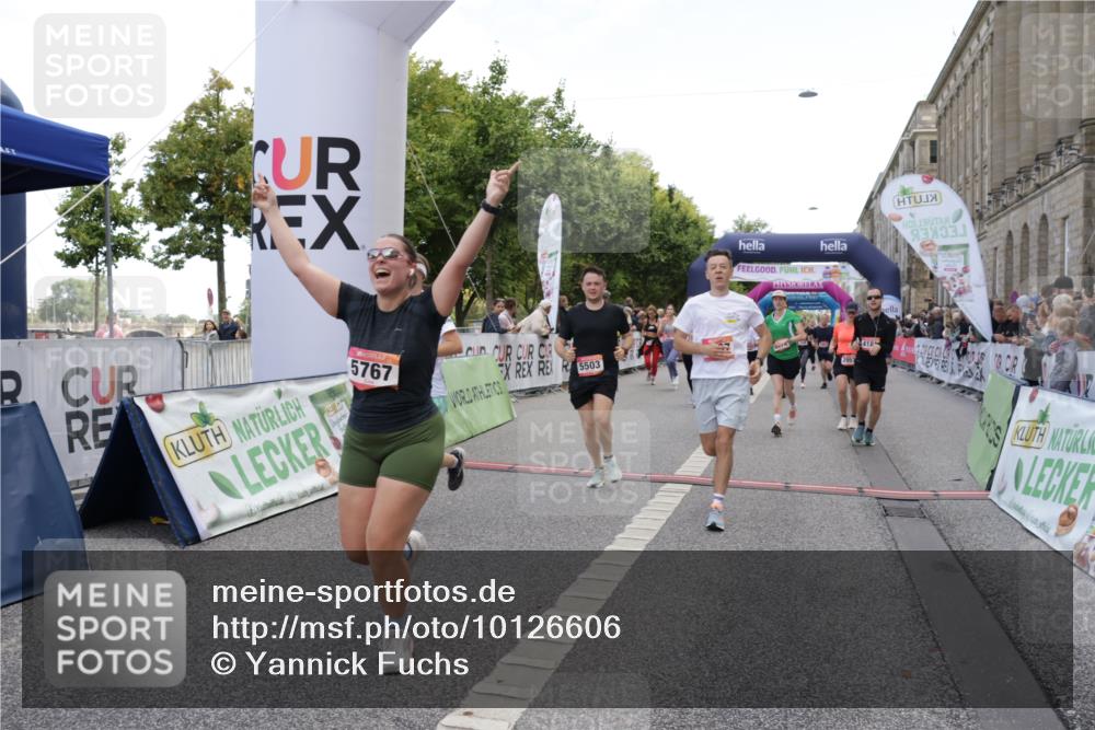 06.09.2026 - CURREX Alsterlauf Yannick Fuchs http://msf.ph/oto/10126606 06.09.2026 10:04:41 Ziel 2074, 2121, 2203, 2357, 2583, 2658, 2957, 2988, 2991, 2993, 3004, 3005, 3101, 3451, 3807, 4052, 4181, 4431, 4516, 4744, 4874, 5071, 5275, 5503, 5504, 5566, 5576, 5644, 5767, 6063, 8237 meine-sportfotos.de