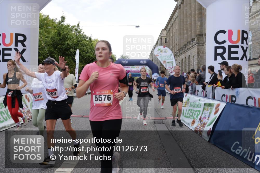 06.09.2026 - CURREX Alsterlauf Yannick Fuchs http://msf.ph/oto/10126773 06.09.2026 10:04:45 Ziel 2074, 2121, 2203, 2278, 2357, 2583, 2658, 2957, 3004, 3005, 3101, 3109, 3451, 4181, 4413, 4415, 4516, 4744, 4874, 5275, 5503, 5504, 5566, 5568, 5576, 5767, 8237 meine-sportfotos.de
