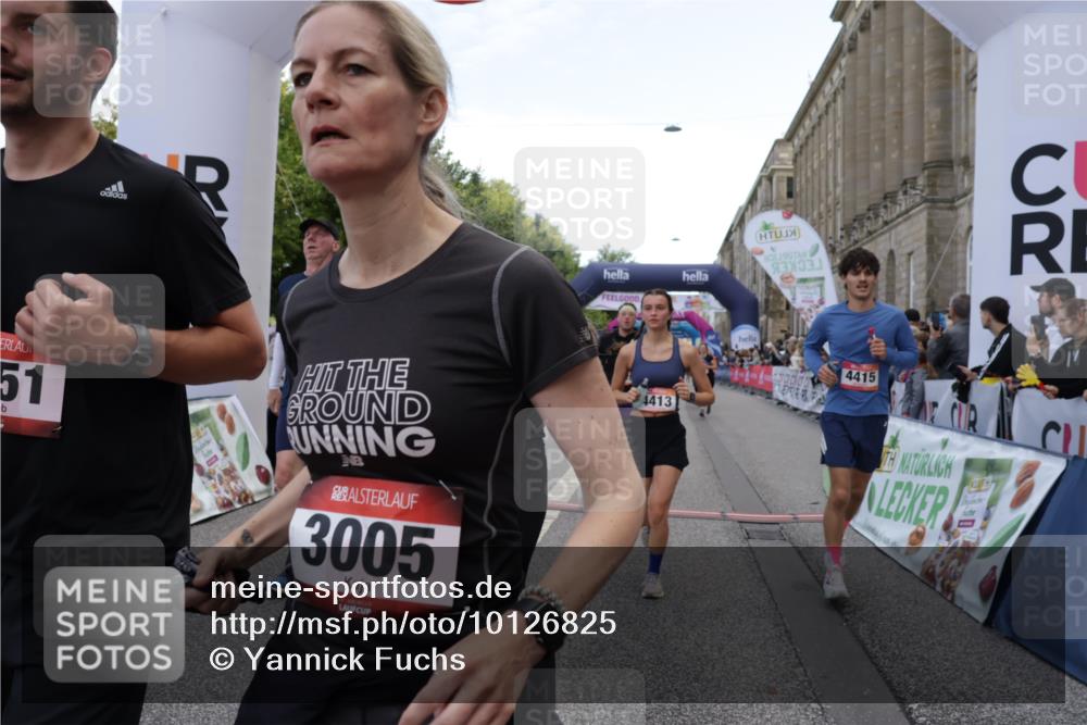 06.09.2026 - CURREX Alsterlauf Yannick Fuchs http://msf.ph/oto/10126825 06.09.2026 10:04:47 Ziel 2074, 2121, 2133, 2203, 2278, 2357, 2583, 2658, 2776, 2957, 3004, 3005, 3101, 3109, 3451, 4181, 4413, 4415, 4516, 4704, 4874, 5275, 5503, 5504, 5566, 5568, 5576, 5767, 8237 meine-sportfotos.de