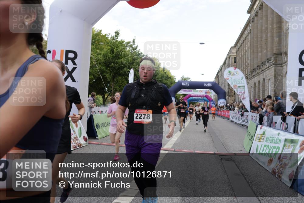 06.09.2026 - CURREX Alsterlauf Yannick Fuchs http://msf.ph/oto/10126871 06.09.2026 10:04:49 Ziel 2074, 2095, 2121, 2133, 2203, 2278, 2357, 2583, 2658, 2776, 2957, 3004, 3005, 3109, 3451, 4181, 4413, 4415, 4516, 4704, 4874, 5275, 5504, 5566, 5568, 5576 meine-sportfotos.de
