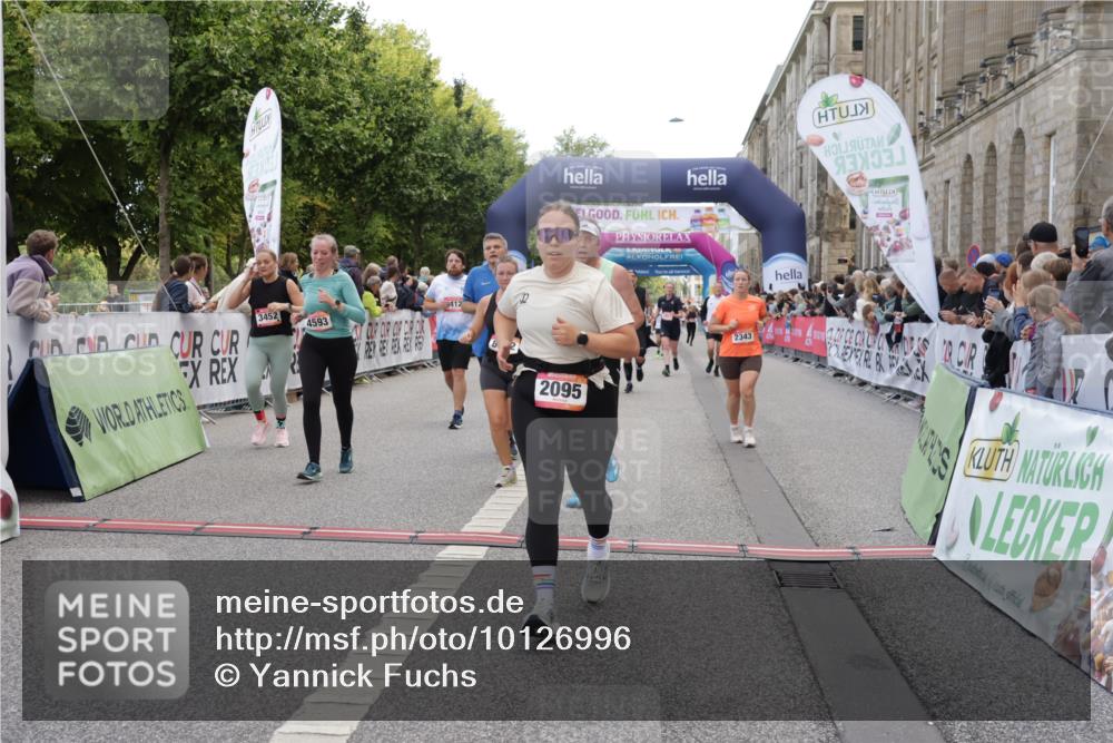 06.09.2026 - CURREX Alsterlauf Yannick Fuchs http://msf.ph/oto/10126996 06.09.2026 10:04:54 Ziel 2095, 2133, 2278, 2343, 2512, 2776, 3109, 3412, 3452, 4413, 4415, 4593, 4704, 4892, 5022, 5568, 6282, 8242 meine-sportfotos.de