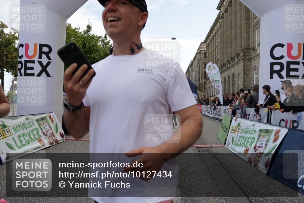 06.09.2026 - CURREX Alsterlauf Yannick Fuchs http://msf.ph/oto/10127434 06.09.2026 10:05:06 Ziel 2512, 2709, 3317, 3793, 3853, 3854, 3968, 4231, 4549, 4565, 5022, 5044, 5300, 5329, 5765, 6110, 6179, 6209, 6251, 6253, 8064, 8099, 8298 meine-sportfotos.de