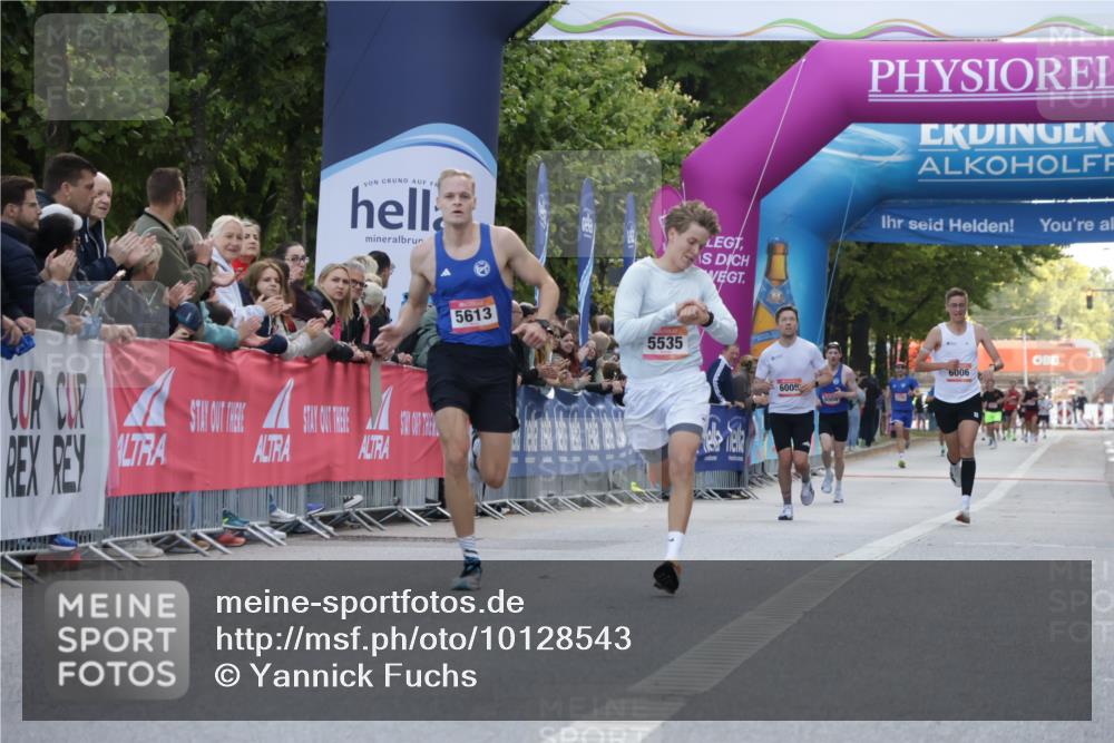 06.09.2026 - CURREX Alsterlauf Yannick Fuchs http://msf.ph/oto/10128543 06.09.2026 09:36:59 Ziel 5344, 5535, 5613 meine-sportfotos.de