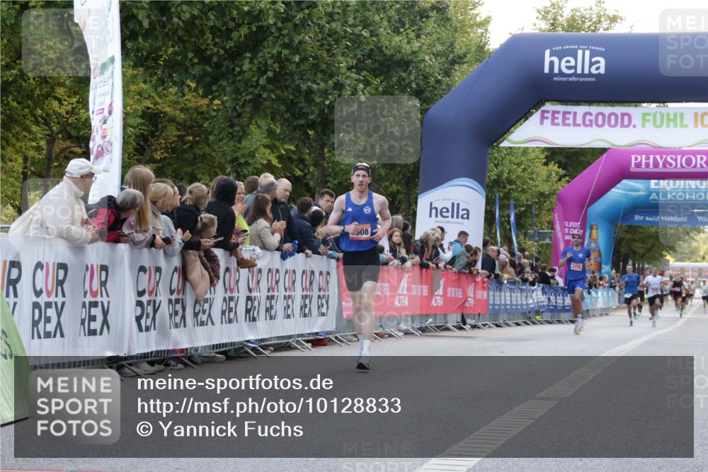 06.09.2026 - CURREX Alsterlauf Yannick Fuchs http://msf.ph/oto/10128833 06.09.2026 09:37:12 Ziel 6005, 6006 meine-sportfotos.de