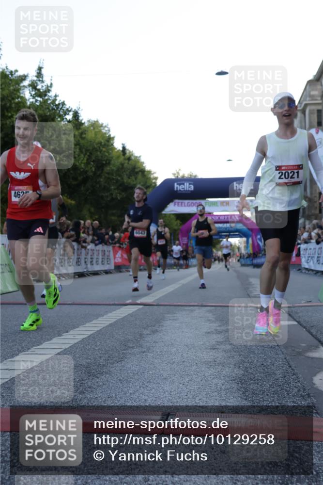 06.09.2026 - CURREX Alsterlauf Yannick Fuchs http://msf.ph/oto/10129258 06.09.2026 09:37:36 Ziel 2021, 2391, 3040, 3809, 4625, 5374, 5637, 5641, 6043, 6238, 6494, 8084 meine-sportfotos.de
