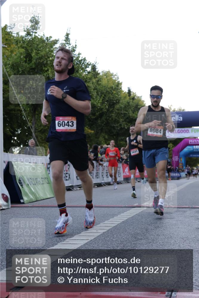 06.09.2026 - CURREX Alsterlauf Yannick Fuchs http://msf.ph/oto/10129277 06.09.2026 09:37:38 Ziel 2021, 2391, 3040, 3809, 4201, 4625, 5024, 5374, 5641, 6043, 6494, 8084 meine-sportfotos.de