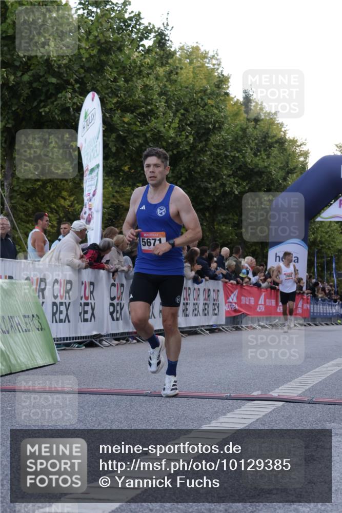 06.09.2026 - CURREX Alsterlauf Yannick Fuchs http://msf.ph/oto/10129385 06.09.2026 09:37:49 Ziel 4201, 5024, 5441, 5671 meine-sportfotos.de