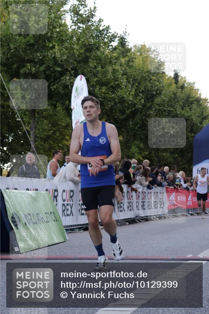 06.09.2026 - CURREX Alsterlauf Yannick Fuchs http://msf.ph/oto/10129399 06.09.2026 09:37:49 Ziel 4201, 5024, 5441, 5671 meine-sportfotos.de