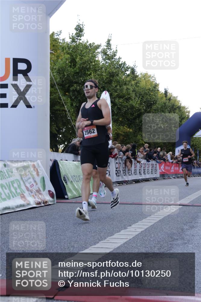 06.09.2026 - CURREX Alsterlauf Yannick Fuchs http://msf.ph/oto/10130250 06.09.2026 09:38:05 Ziel 2562, 4176, 5658, 5901, 6003, 8011 meine-sportfotos.de