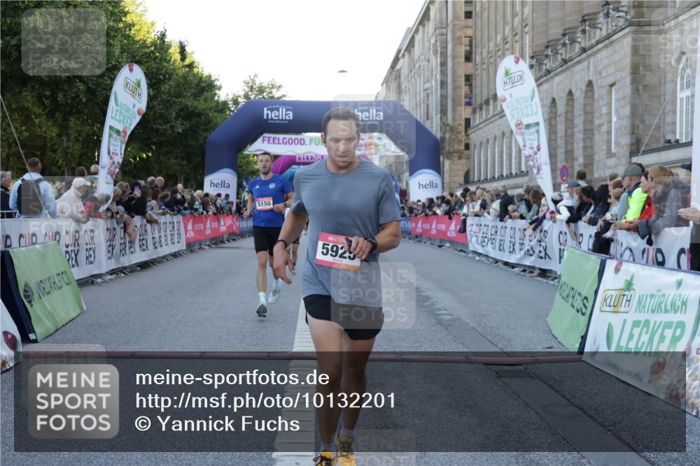 06.09.2026 - CURREX Alsterlauf Yannick Fuchs http://msf.ph/oto/10132201 06.09.2026 09:40:10 Ziel 2211, 2831, 3300, 5150, 5322, 5925, 6026 meine-sportfotos.de