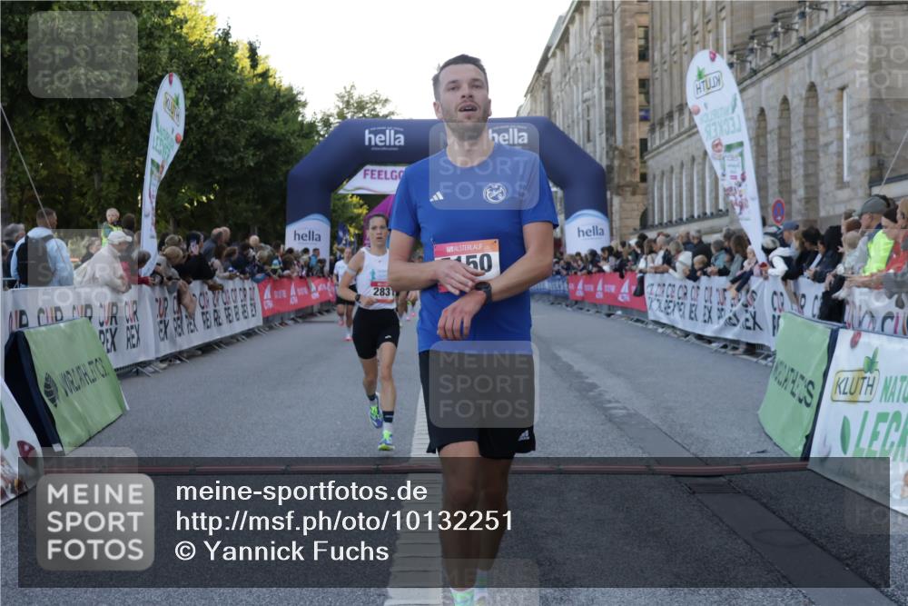 06.09.2026 - CURREX Alsterlauf Yannick Fuchs http://msf.ph/oto/10132251 06.09.2026 09:40:12 Ziel 2211, 2831, 3300, 5150, 5322, 5925, 5989, 6026 meine-sportfotos.de