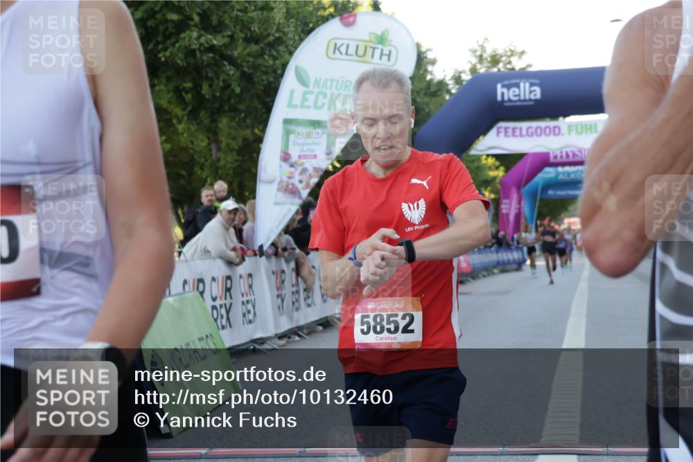 06.09.2026 - CURREX Alsterlauf Yannick Fuchs http://msf.ph/oto/10132460 06.09.2026 09:40:25 Ziel 2299, 3990, 4569, 4636, 5302, 5399, 5783, 5828, 5852, 6222 meine-sportfotos.de