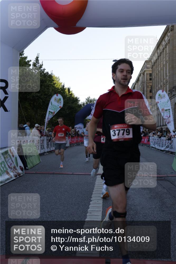 06.09.2026 - CURREX Alsterlauf Yannick Fuchs http://msf.ph/oto/10134009 06.09.2026 09:41:41 Ziel 3201, 3779, 4125, 4483, 4515, 5991 meine-sportfotos.de