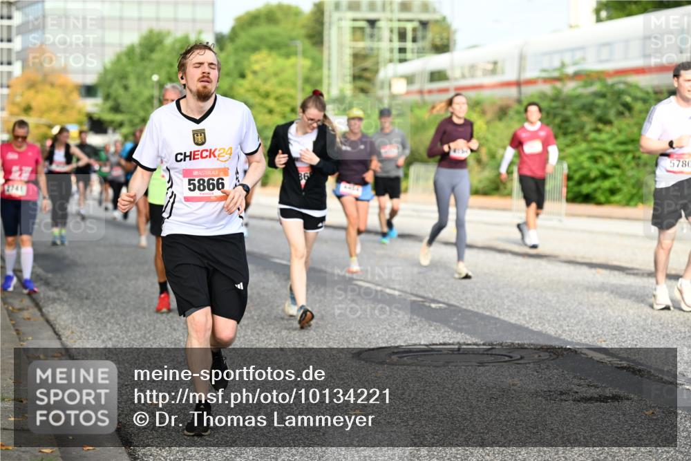 06.09.2026 - CURREX Alsterlauf Dr. Thomas Lammeyer http://msf.ph/oto/10134221 06.09.2026 09:59:28 Laufen 2741, 24, 5866, 010, 5780 meine-sportfotos.de