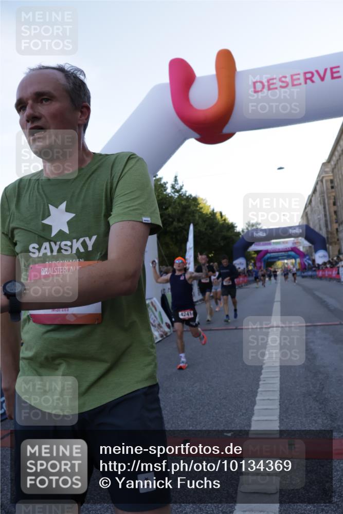 06.09.2026 - CURREX Alsterlauf Yannick Fuchs http://msf.ph/oto/10134369 06.09.2026 09:42:09 Ziel 2606, 2738, 3238, 3714, 4068, 4241, 4535, 4967, 5112, 5960, 5997, 6127, 6280 meine-sportfotos.de