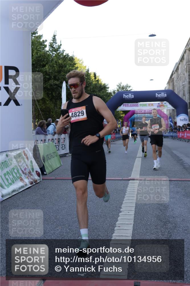 06.09.2026 - CURREX Alsterlauf Yannick Fuchs http://msf.ph/oto/10134956 06.09.2026 09:42:38 Ziel 3692, 4006, 4607, 4829, 5173, 5464, 5811, 6472 meine-sportfotos.de