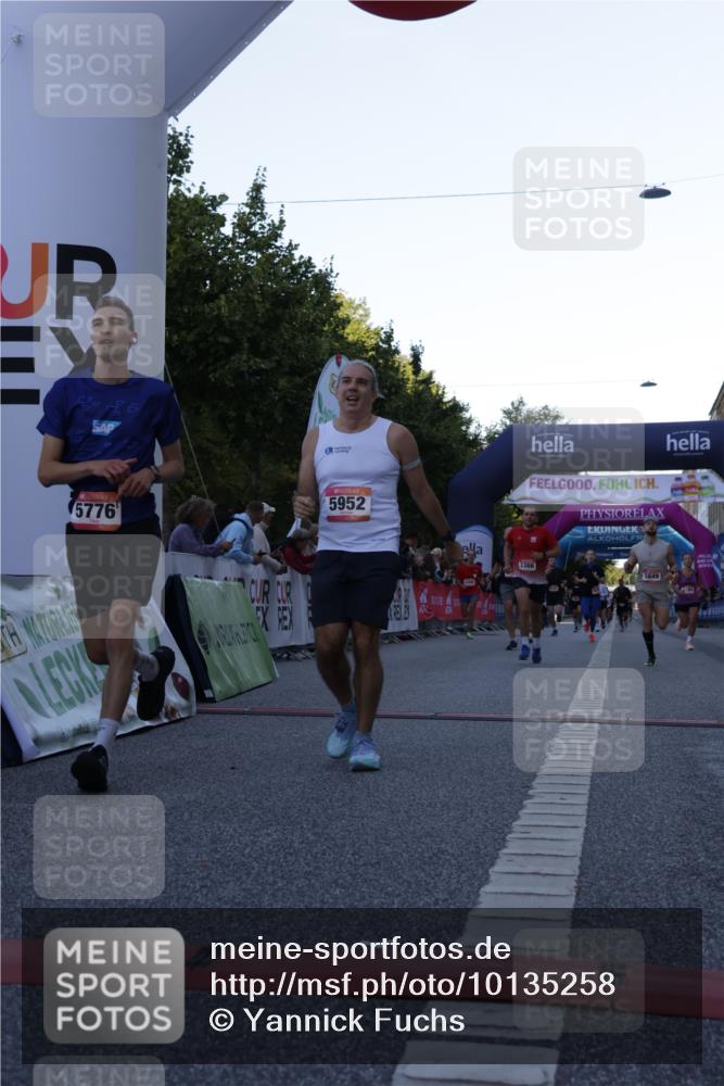 06.09.2026 - CURREX Alsterlauf Yannick Fuchs http://msf.ph/oto/10135258 06.09.2026 09:43:16 Ziel 2137, 2907, 3366, 3572, 3753, 4016, 5649, 5776, 5904, 5952, 5955, 5963, 6002, 6104, 8233, 8330 meine-sportfotos.de
