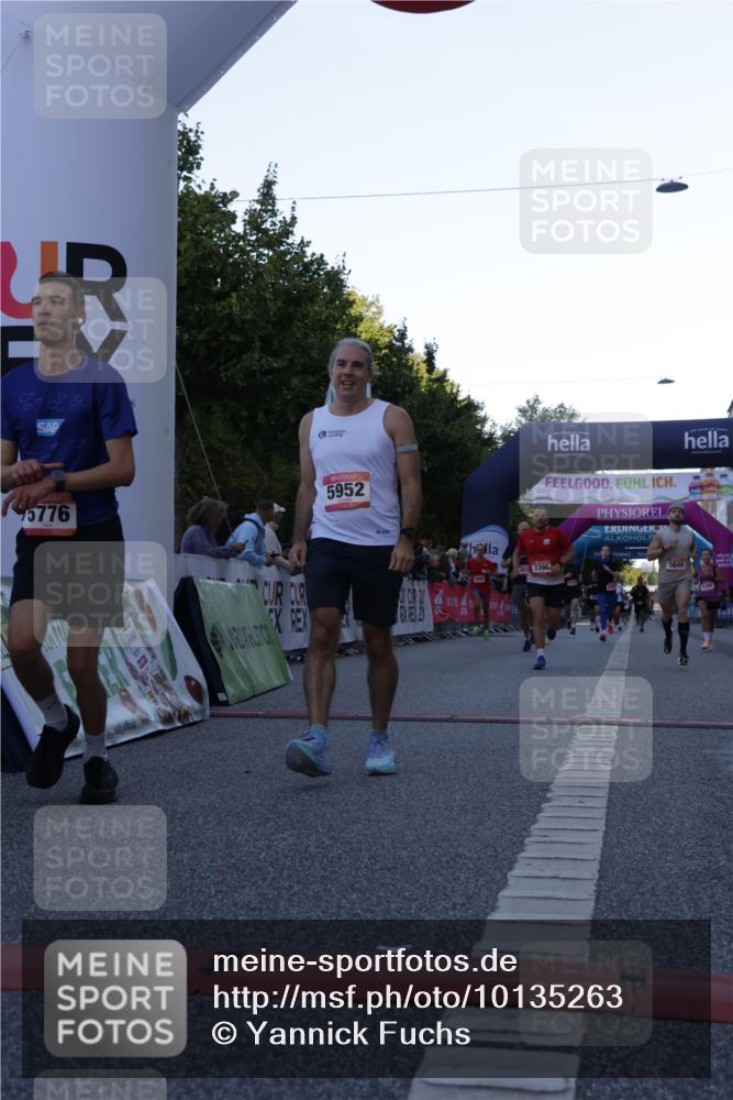 06.09.2026 - CURREX Alsterlauf Yannick Fuchs http://msf.ph/oto/10135263 06.09.2026 09:43:16 Ziel 2137, 2907, 3366, 3572, 3753, 4016, 5649, 5776, 5904, 5952, 5955, 5963, 6002, 6104, 8233, 8330 meine-sportfotos.de