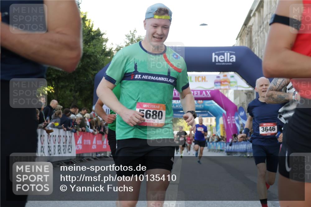06.09.2026 - CURREX Alsterlauf Yannick Fuchs http://msf.ph/oto/10135410 06.09.2026 09:43:50 Ziel 2398, 2760, 3197, 3646, 3960, 4910, 5348, 5680, 5873, 5874, 6004, 6371 meine-sportfotos.de
