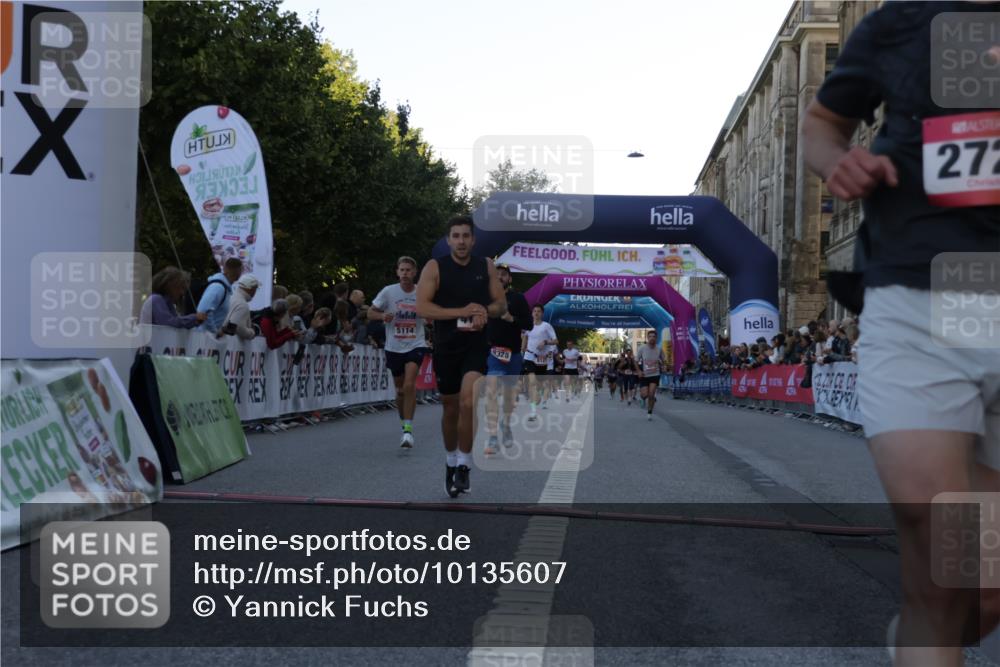 06.09.2026 - CURREX Alsterlauf Yannick Fuchs http://msf.ph/oto/10135607 06.09.2026 09:44:09 Ziel 2139, 2250, 2723, 3010, 3702, 3994, 4157, 4277, 4893, 5114, 5168, 5402, 5606, 6060, 8127, 8328 meine-sportfotos.de