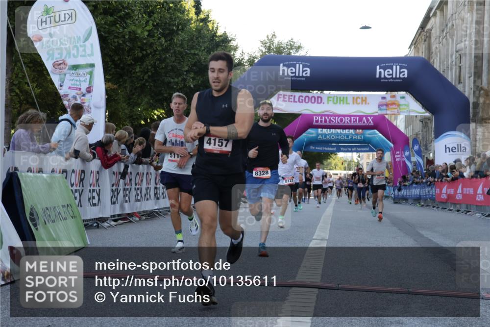 06.09.2026 - CURREX Alsterlauf Yannick Fuchs http://msf.ph/oto/10135611 06.09.2026 09:44:09 Ziel 2139, 2250, 2723, 3010, 3702, 3994, 4157, 4277, 4893, 5114, 5168, 5402, 5606, 6060, 8127, 8328 meine-sportfotos.de