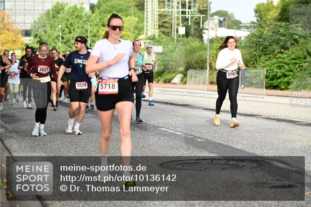 06.09.2026 - CURREX Alsterlauf Dr. Thomas Lammeyer http://msf.ph/oto/10136142 06.09.2026 10:01:04 Laufen 3527, 676, 4516, 3528, 5718, 93, 3793 meine-sportfotos.de