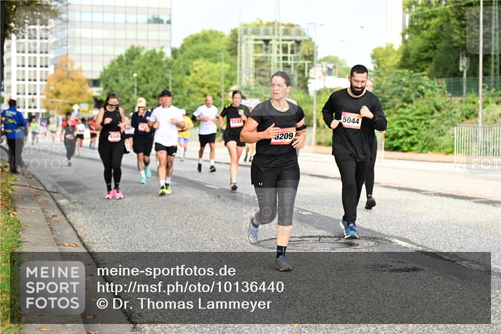 06.09.2026 - CURREX Alsterlauf Dr. Thomas Lammeyer http://msf.ph/oto/10136440 06.09.2026 10:01:32 Laufen 3243, 4549, 6209, 5044 meine-sportfotos.de