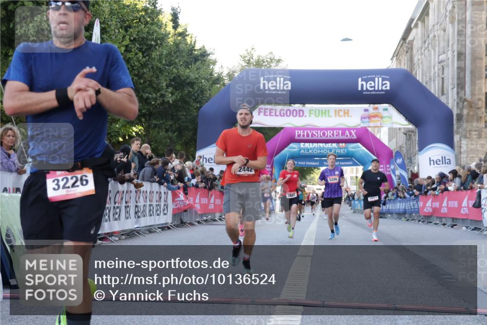 06.09.2026 - CURREX Alsterlauf Yannick Fuchs http://msf.ph/oto/10136524 06.09.2026 09:44:45 Ziel 2442, 3226, 3445, 3671, 3802, 3803, 4039, 5286, 5529, 6201, 8224, 8264 meine-sportfotos.de