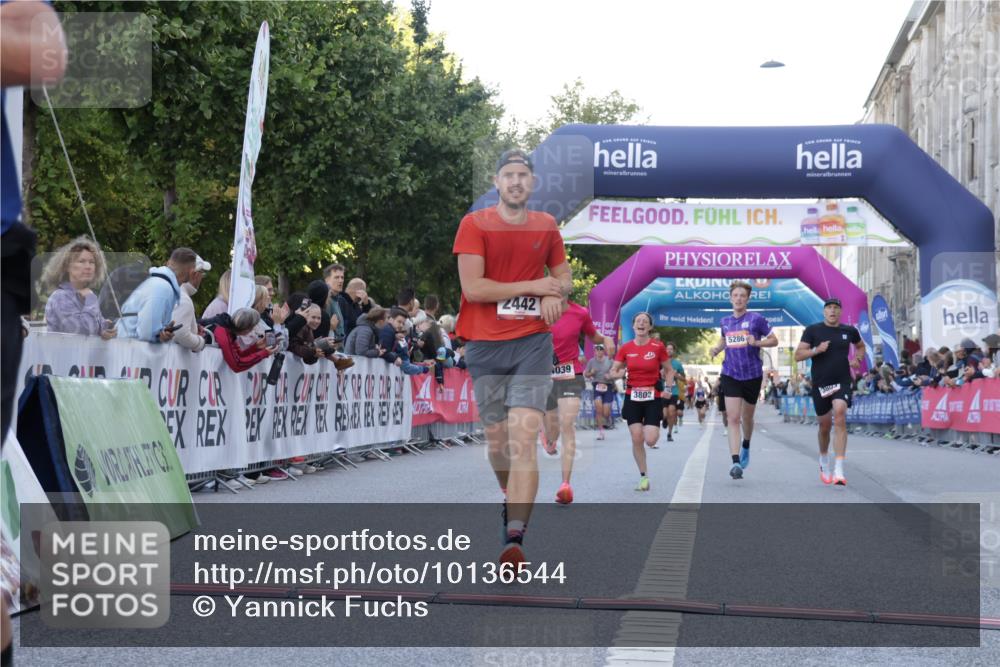 06.09.2026 - CURREX Alsterlauf Yannick Fuchs http://msf.ph/oto/10136544 06.09.2026 09:44:46 Ziel 2442, 2610, 3226, 3445, 3671, 3802, 3803, 4039, 5286, 6201, 8264 meine-sportfotos.de