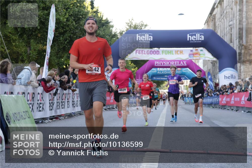 06.09.2026 - CURREX Alsterlauf Yannick Fuchs http://msf.ph/oto/10136599 06.09.2026 09:44:46 Ziel 2442, 2610, 3226, 3445, 3671, 3802, 3803, 4039, 5286, 6201, 8264 meine-sportfotos.de