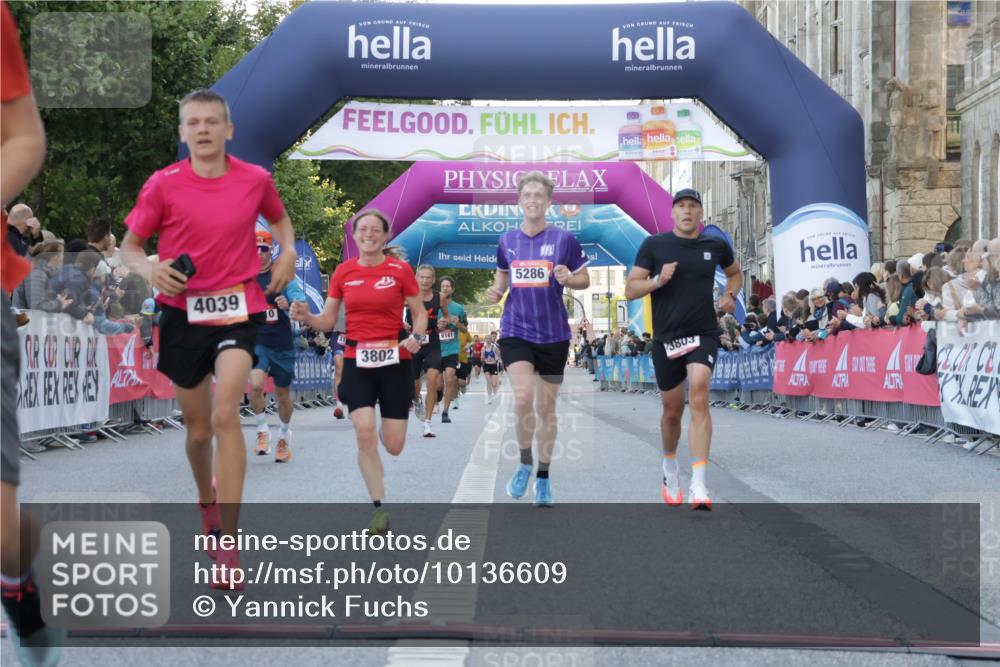 06.09.2026 - CURREX Alsterlauf Yannick Fuchs http://msf.ph/oto/10136609 06.09.2026 09:44:47 Ziel 2442, 2610, 3226, 3445, 3671, 3802, 3803, 4039, 5286, 6201, 8264 meine-sportfotos.de