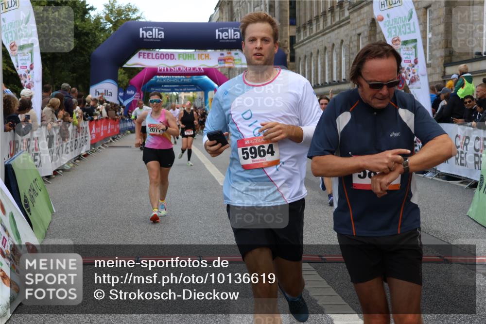 06.09.2026 - CURREX Alsterlauf Strokosch-Dieckow http://msf.ph/oto/10136619 06.09.2026 09:58:47 Ziel 2017, 2034, 2120, 2244, 2711, 2717, 3078, 3691, 4147, 4227, 4256, 4265, 4304, 4356, 4695, 4747, 5205, 5207, 5557, 5706, 5764, 5810, 5964, 6073, 6111 meine-sportfotos.de